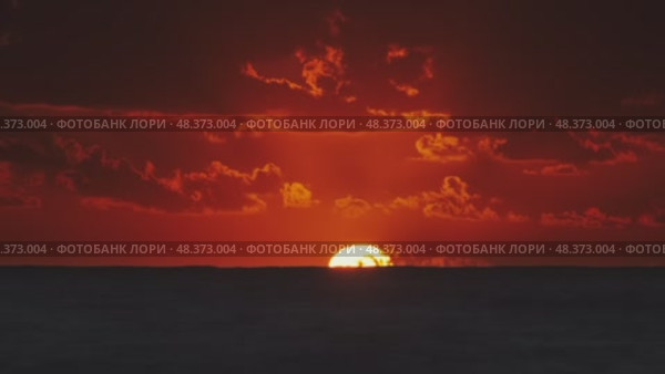 Sunset over ocean with dramatic clouds at dusk. Стоковое видео, видеограф Михаил Коханчиков / Фотобанк Лори
