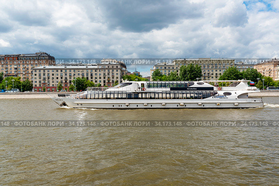 Супер яхта Рэдиссон "Примавера". Москва (2019 год). Редакционное фото, фотограф Александр Щепин / Фотобанк Лори