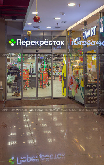 Супермаркет "Перекресток". Сетевой магазин шаговой доступности. вертикально Санкт-Петербург, Энгельса, дом 33. Редакционное фото, фотограф Grigory_Gez / Фотобанк Лори