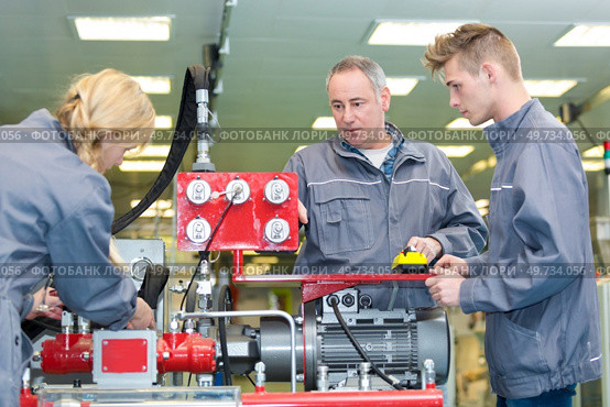 supervisor training new recruits in a factory. Стоковое фото, агентство Ingram Publishing / Фотобанк Лори