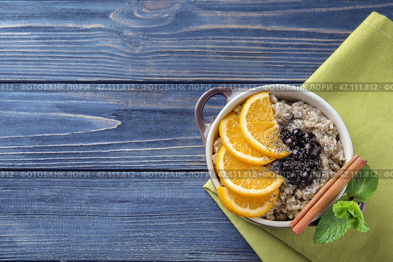 Супница со вкусной овсянкой на деревянном столе. Стоковое фото, фотограф Pixel_shot / Фотобанк Лори