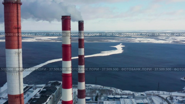 Сургут. Гидроциркуляционная электростанция (ГРЭС-2). Крупнейшая тепловая электростанция в России. Вид с воздуха. Surgut. Hydro-circulation power plant (GRES-2). The largest thermal power plant in Russia. Aerial view. Стоковое видео, видеограф Евгений Романов / Фотобанк Лори