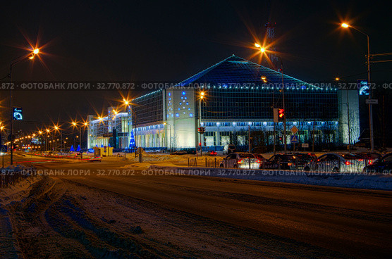 Сургут ночью. Здание компании "Тюменьэнерго". Surgut at night. View of the Tyumenenergo building. (2014 год). Редакционное фото, фотограф Евгений Романов / Фотобанк Лори