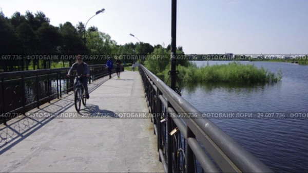 Сургут. Парк через Сайму - люди на мосту. Surgut. Park across the Saima - people on the bridge. (2015 год). Стоковое видео, видеограф Евгений Романов / Фотобанк Лори