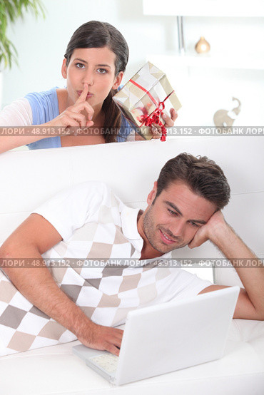 Surprising boyfriend with gift. Стоковое фото, агентство Ingram Publishing / Фотобанк Лори