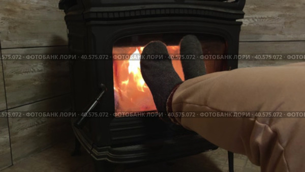 Sustainability heating wood. Fire in brick fireplace, firewood burning, wood blazing in cozy lodge, hut or cabin. Romantic weekend on winter holidays, fireside in warm cosy cottage house. Energy shortage. Стоковое видео, видеограф Ирина Старикова / Фотобанк Лори