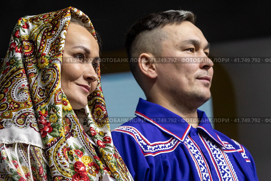 Свадьба жениха по национальности ханты и невесты по национальности манси из деревни Русскинская (Сургутский район) Ханты-Мансийского автономного округа - Югры на выставке-форуме Россия в городе Москве (2023 год). Редакционное фото, фотограф Николай Винокуров / Фотобанк Лори
