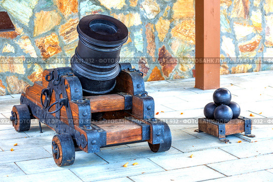 Sverdlovsk Region Verkhnyaya Tura August 2021: mortar artillery gun with a short barrel for mounted shooting on the embankment of the city on a sunny summer day. Редакционное фото, фотограф Акиньшин Владимир / Фотобанк Лори