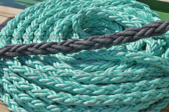 Свернутые корабельные канаты развешанные на палубе парусника. Coiled ship's ropes hung on the deck of a sailing ship. Стоковое фото, фотограф Татьяна Д / Фотобанк Лори
