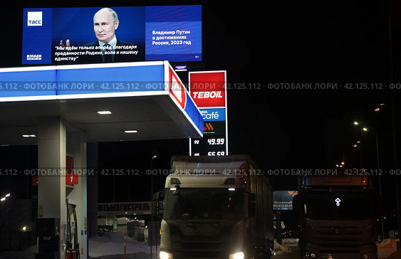Световой рекламный банер в фразами Владимира Путина, мы идем только вперед (2024 год). Редакционное фото, фотограф Дмитрий Неумоин / Фотобанк Лори