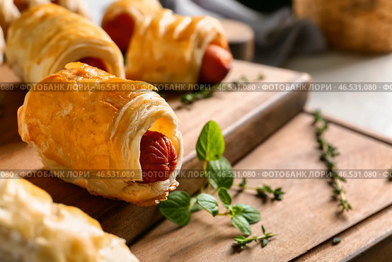 Свежеиспеченные вкусные булочки с сосисками на деревянной доске, крупным планом. Стоковое фото, фотограф Pixel_shot / Фотобанк Лори