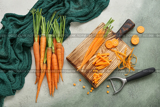 Свежие морковь и деревянная доска с кусочками на белом фоне. Стоковое фото, фотограф Pixel_shot / Фотобанк Лори