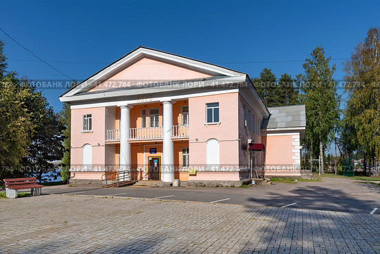 Свирьстройский центр культуры и досуга. Посёлок Свирьстрой. Лодейнопольский район Ленинградской области (2023 год). Редакционное фото, фотограф Румянцева Наталия / Фотобанк Лори