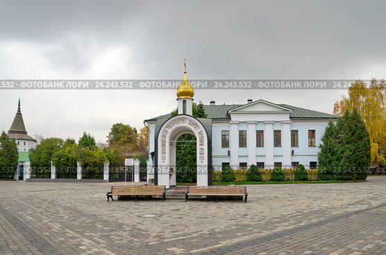 Свято-Данилов монастырь, Москва. Надкладезная часовня в честь 1000-летия Крещения Руси и Настоятельский корпус (XIX в.) (2016 год). Стоковое фото, фотограф Елена Коромыслова / Фотобанк Лори
