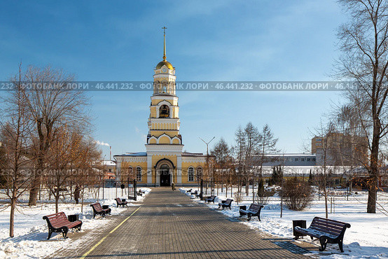 Свято-Троицкий собор, город Энгельс, Саратовская область, Россия. Зимний вид на колокольню кафедрального собора Троицы Живоначальной. Красивый православный храм. Архитектурная туристическая достопримечательность в историческом центре города Энгельса. Стоковое фото, фотограф Андрей Степанов / Фотобанк Лори