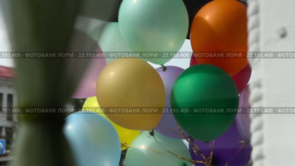 Связка разноцветных воздушных шаров на ветру. Стоковое видео, видеограф Яков Чешихин / Фотобанк Лори