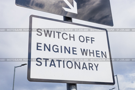 Switch Off Engine When Stationary Sign. Anti Idling Road Safety and Emissions Message. Стоковое фото, фотограф Zydrius Tartenis / Фотобанк Лори