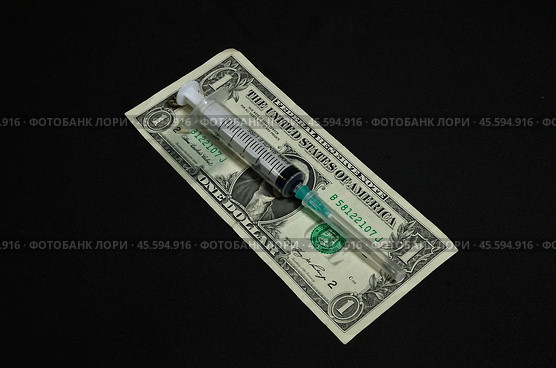 Syringe and dollars on a wooden table. Стоковое фото, фотограф Косиненко Юрий / Фотобанк Лори