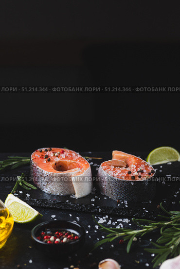 Сырые стейки форели посыпанные солью и перцем. Стоковое фото, фотограф Светлана Денисова / Фотобанк Лори