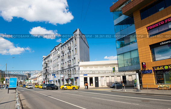 Таганская улица в солнечный весенний день. Москва. Россия (2022 год). Редакционное фото, фотограф E. O. / Фотобанк Лори