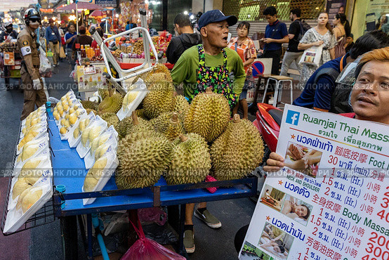 Таиланд. Бангкок. Торговля дурианом в уличной лавке. Thailand. Bangkok. Selling durian in a street shop. Редакционное фото, фотограф Алексей Смышляев / Фотобанк Лори