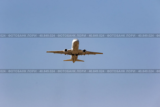 Take-off of the Sukhoi superjet 100-95B flight number RA-89010 of Iraero airlines. View from the ground (2020 год). Редакционное фото, фотограф Сергей Сергеев / Фотобанк Лори