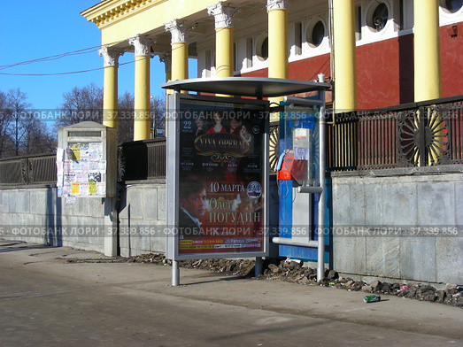Таксофон на улице. Ленинградский проспект. Район Аэропорт. Город Москва (2013 год). Редакционное фото, фотограф lana1501 / Фотобанк Лори