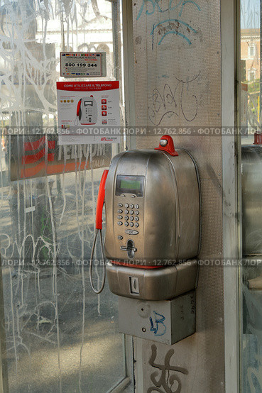Таксофон TELECOM ITALIA в телефонной будке (2015 год). Редакционное фото, фотограф Александр Степанов / Фотобанк Лори