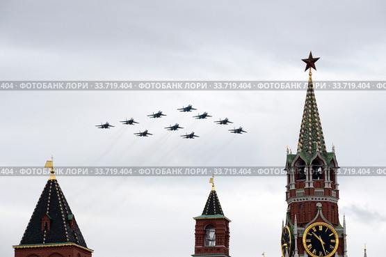 Тактическое крыло в составе группы истребителей Су-30СМ и Су-35С , и бомбардировщиков СУ-34 во время парада, посвященного 75-летию Победы в Великой Отечественной войне, пролетают в небе над Красной площадью (2020 год). Редакционное фото, фотограф Free Wind / Фотобанк Лори