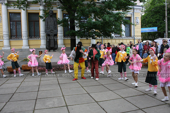 Танец. Карабас-Барабас и Дуремар (2009 год). Редакционное фото, фотограф Галина  Горбунова / Фотобанк Лори