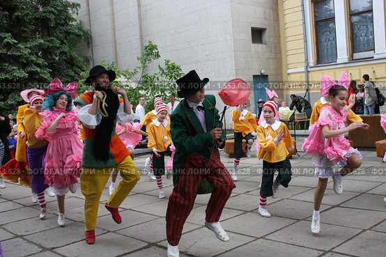 Танец. Карабас-Барабас и Дуремар (2009 год). Редакционное фото, фотограф Галина  Горбунова / Фотобанк Лори