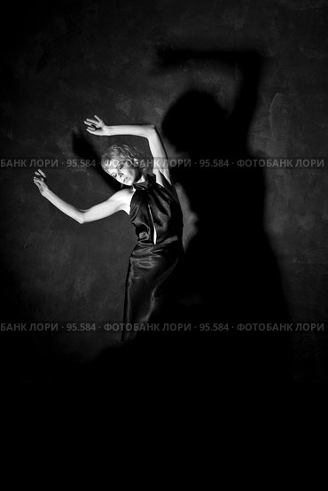 Танец в темноте. Стоковое фото, фотограф Бельская (Ненько) Анастасия / Фотобанк Лори