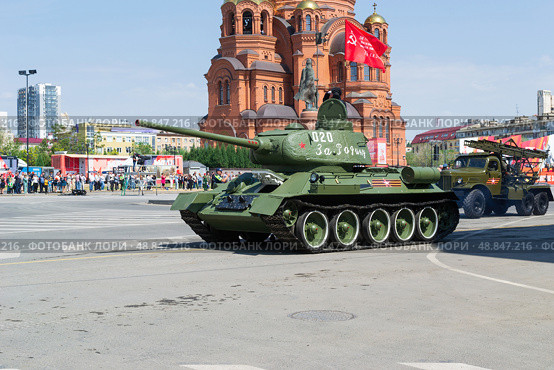 Танк Т-34-85, участник войны, на улице города, подготовка к параду. Волгоград, Центральный район, Россия. Редакционное фото, фотограф Андрей Цыганков / Фотобанк Лори
