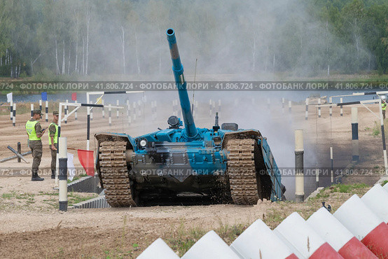 Танк Т-72Б3 в голубой окраске преодолевает препятствие "Ров". Фрагмент танкового биатлона. Международные военные игры, Алабино (2022 год). Редакционное фото, фотограф Виктор Карасев / Фотобанк Лори