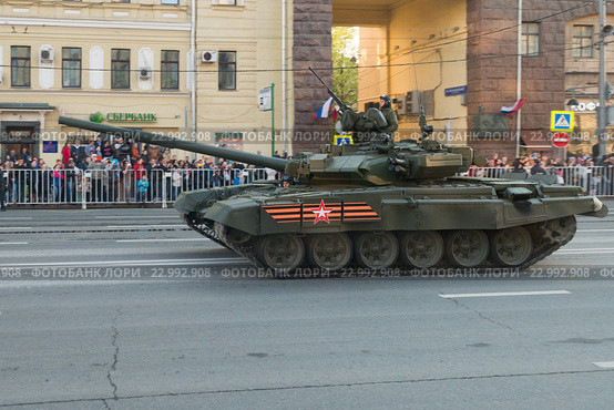 Танк Т-90 на ночной репетиции парада в честь 71-ой годовщины Победы в Великой Отечественной войне. Москва, 2016. Редакционное фото, фотограф Алексей Бок / Фотобанк Лори