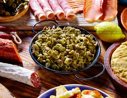 Tapas habas con morcilla lima beans Spain food. Стоковое фото, агентство Ingram Publishing / Фотобанк Лори