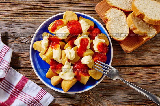 Tapas Patatas Bravas potatoe fries with tomato and mayonaise from Spain. Стоковое фото, агентство Ingram Publishing / Фотобанк Лори