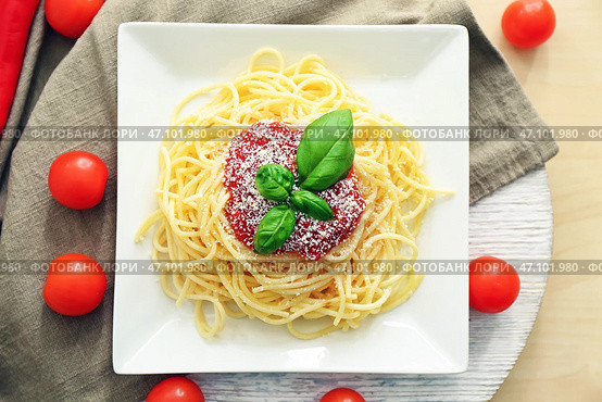 Тарелка с спагетти и соусом на столе. Вкусные рецепты пасты. Стоковое фото, фотограф Pixel_shot / Фотобанк Лори