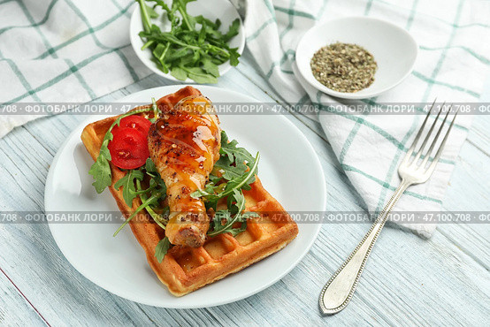 Тарелка с вкусной вафлей и куриной ножкой на деревянном столе. Стоковое фото, фотограф Pixel_shot / Фотобанк Лори
