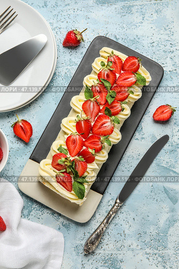 Тарелка с вкусным клубничным рулетом на цветном фоне. Стоковое фото, фотограф Pixel_shot / Фотобанк Лори