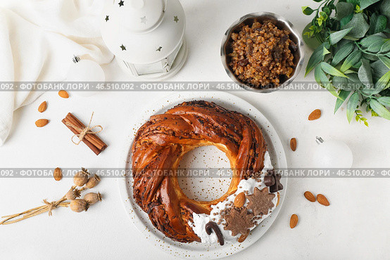 Тарелка с вкусным рождественским венком, кутьей и украшениями на светлом фоне. Стоковое фото, фотограф Pixel_shot / Фотобанк Лори