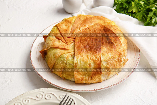Тарелка с вкусным шахским пловом на светлом фоне. Стоковое фото, фотограф Pixel_shot / Фотобанк Лори