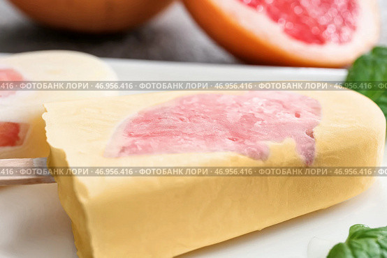 Тарелка с вкусным цитрусовым мороженым, крупным планом. Стоковое фото, фотограф Pixel_shot / Фотобанк Лори