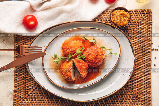 Тарелка с вкусными фрикадельками на столе. Стоковое фото, фотограф Pixel_shot / Фотобанк Лори