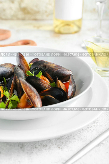 Тарелка с вкусными мидиями Маринара на светлом фоне крупным планом. Стоковое фото, фотограф Pixel_shot / Фотобанк Лори