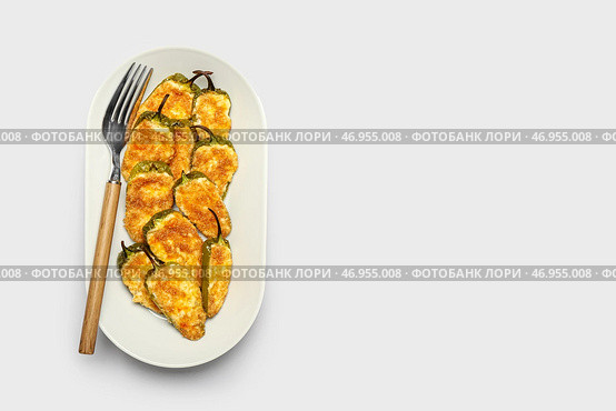 Тарелка с вкусными перцами халапеньо на белом фоне. Стоковое фото, фотограф Pixel_shot / Фотобанк Лори