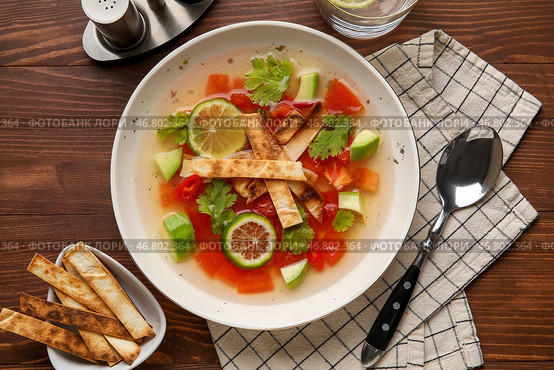 Тарелка вкусного супа Сопа де Лима на деревянном фоне. Стоковое фото, фотограф Pixel_shot / Фотобанк Лори