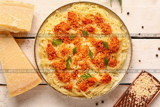 Тарелка вкусной итальянской пасты с сыром пармезан на светлом деревянном фоне. Стоковое фото, фотограф Pixel_shot / Фотобанк Лори