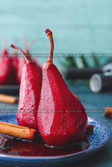 Тарелка вкусных груш пашот в винном соусе, крупным планом. Стоковое фото, фотограф Pixel_shot / Фотобанк Лори