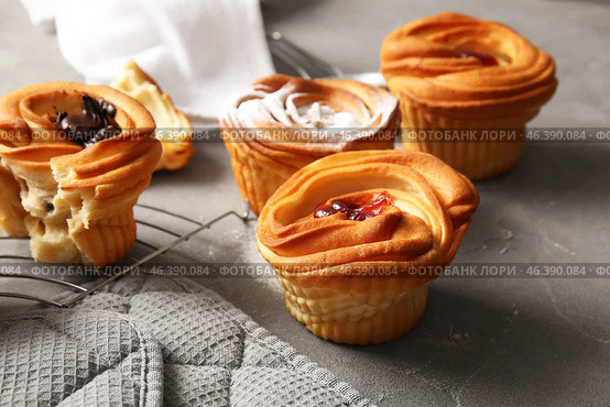 Tasty cruffins with chocolate and jam on grey background. Стоковое фото, фотограф Pixel_shot / Фотобанк Лори